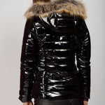 Zwarte Glanzende Dames Pufferjack met Faux Fur Capuchon: Warm, Winddicht en Modieus