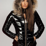 Zwarte Glanzende Dames Pufferjack met Faux Fur Capuchon: Warm, Winddicht en Modieus