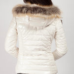 Zwarte Glanzende Dames Pufferjack met Faux Fur Capuchon: Warm, Winddicht en Modieus