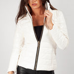 Zwarte Glanzende Dames Pufferjack met Faux Fur Capuchon: Warm, Winddicht en Modieus