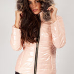 Zwarte Glanzende Dames Pufferjack met Faux Fur Capuchon: Warm, Winddicht en Modieus