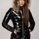 Zwarte Glanzende Dames Pufferjack met Faux Fur Capuchon: Warm, Winddicht en Modieus