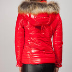 Zwarte Glanzende Dames Pufferjack met Faux Fur Capuchon: Warm, Winddicht en Modieus