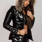 Zwarte Glanzende Dames Pufferjack met Faux Fur Capuchon: Warm, Winddicht en Modieus