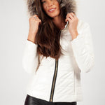 Zwarte Glanzende Dames Pufferjack met Faux Fur Capuchon: Warm, Winddicht en Modieus