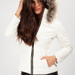 Zwarte Glanzende Dames Pufferjack met Faux Fur Capuchon: Warm, Winddicht en Modieus